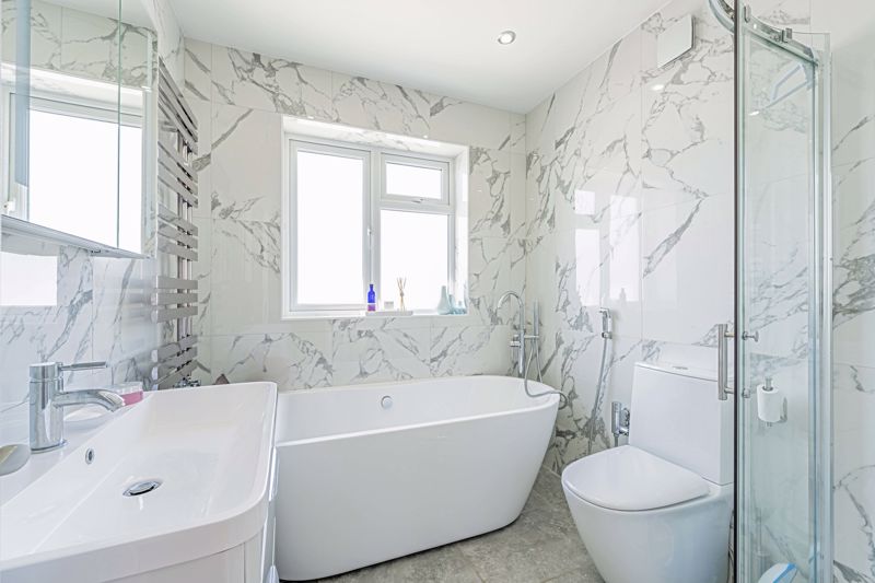 Family Bathroom - click for photo gallery